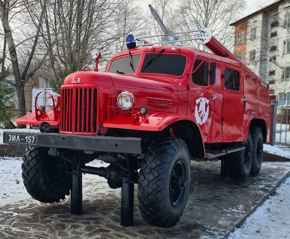 Памятник пожарному автомобилю ЗиЛ-157 - г. Шарыпово, ул. Российская 134А на  портале ВДПО.РФ